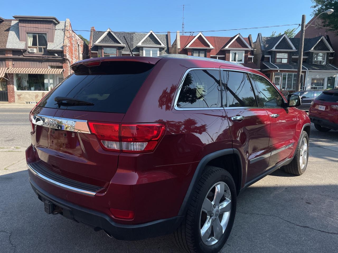 2012 Jeep Grand Cherokee Overland / 4X4/ NAVI / S ROOF / LEATHER / CLEAN Photo