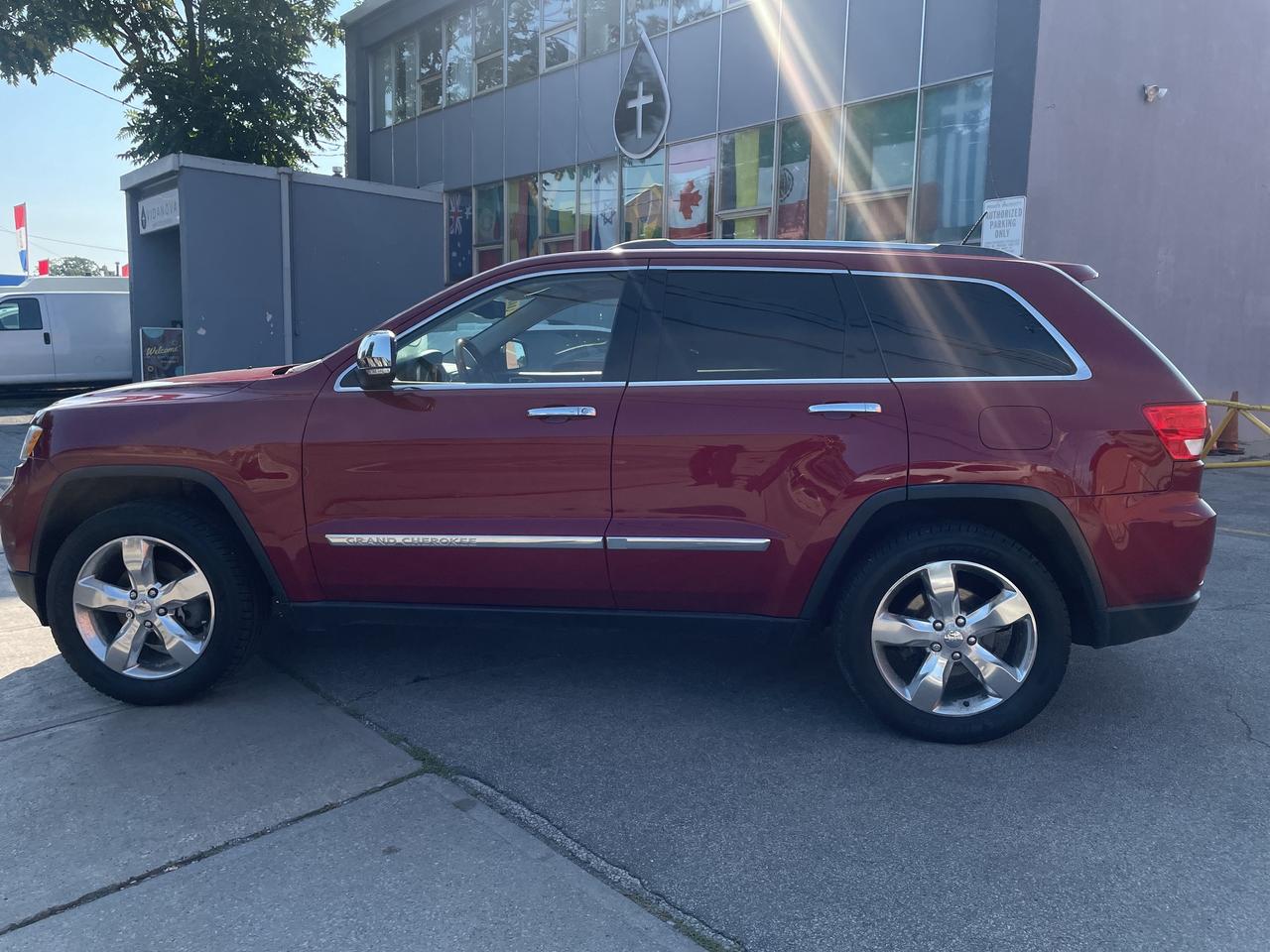 2012 Jeep Grand Cherokee Overland / 4X4/ NAVI / S ROOF / LEATHER / CLEAN Photo