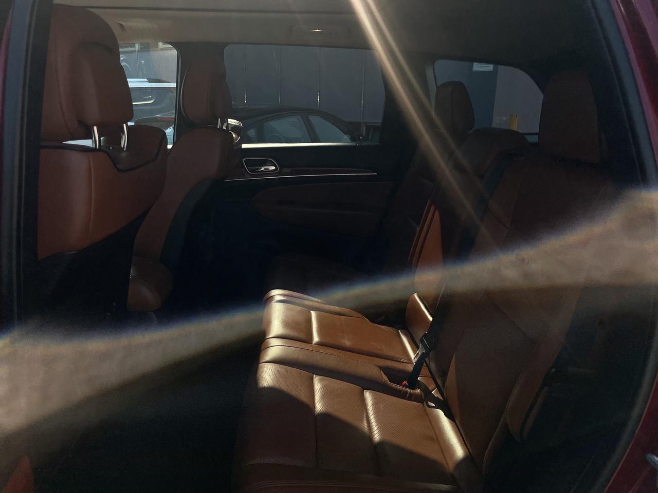 2012 Jeep Grand Cherokee Overland / 4X4/ NAVI / S ROOF / LEATHER / CLEAN Photo