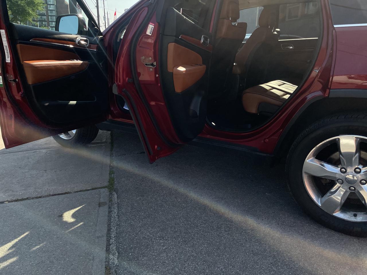 2012 Jeep Grand Cherokee Overland / 4X4/ NAVI / S ROOF / LEATHER / CLEAN Photo