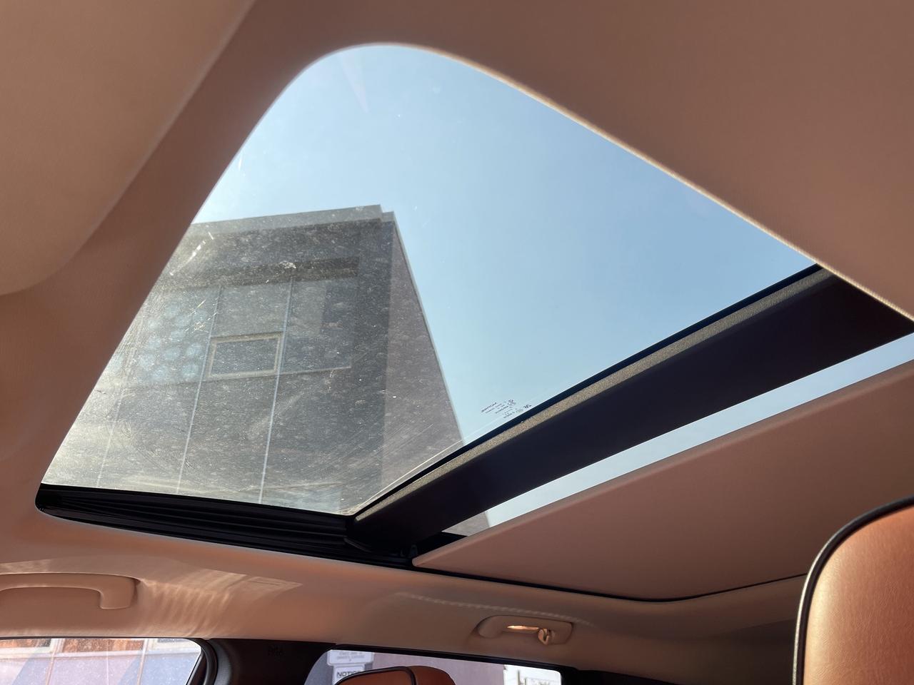 2012 Jeep Grand Cherokee Overland / 4X4/ NAVI / S ROOF / LEATHER / CLEAN Photo