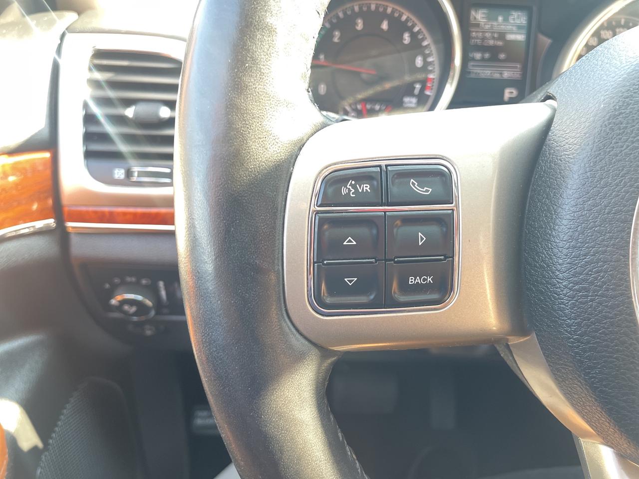 2012 Jeep Grand Cherokee Overland / 4X4/ NAVI / S ROOF / LEATHER / CLEAN Photo