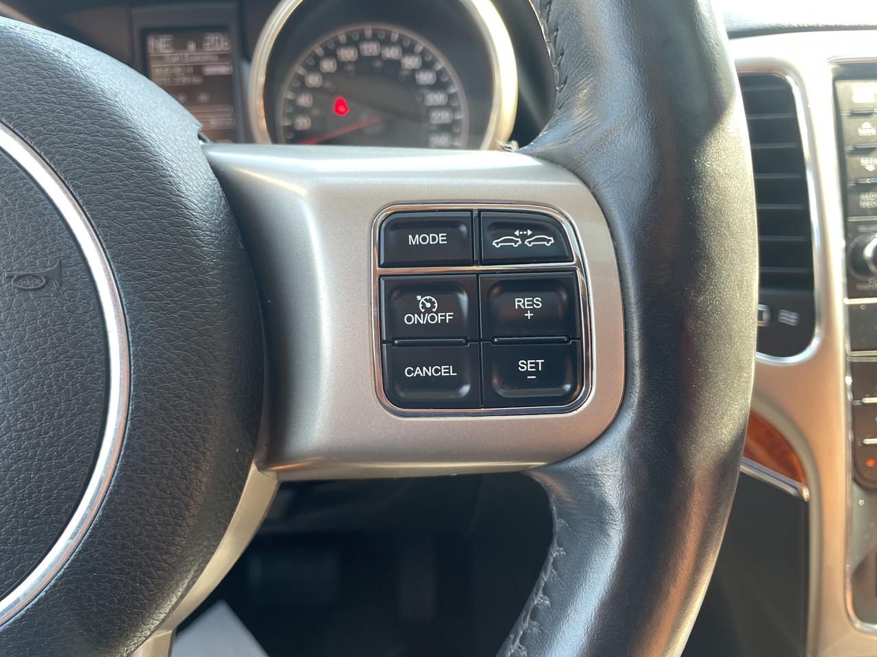 2012 Jeep Grand Cherokee Overland / 4X4/ NAVI / S ROOF / LEATHER / CLEAN Photo