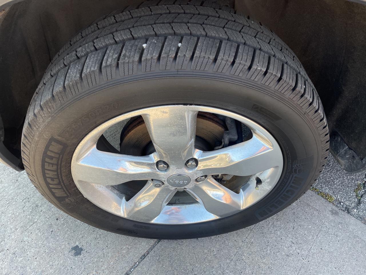 2012 Jeep Grand Cherokee Overland / 4X4/ NAVI / S ROOF / LEATHER / CLEAN Photo