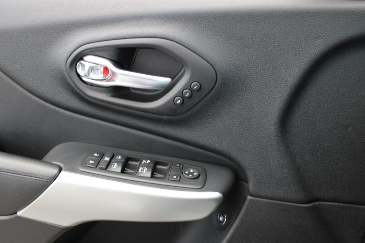 2017 Jeep Cherokee Overland 4WD Adaptive Cruise One Owner Panoramic Photo