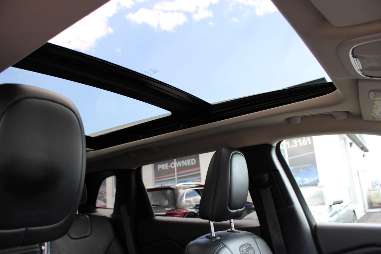 2017 Jeep Cherokee Overland 4WD Adaptive Cruise One Owner Panoramic Photo