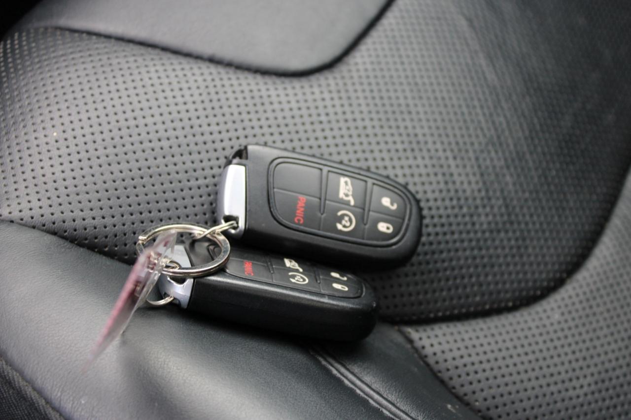 2017 Jeep Cherokee Overland 4WD Adaptive Cruise One Owner Panoramic Photo