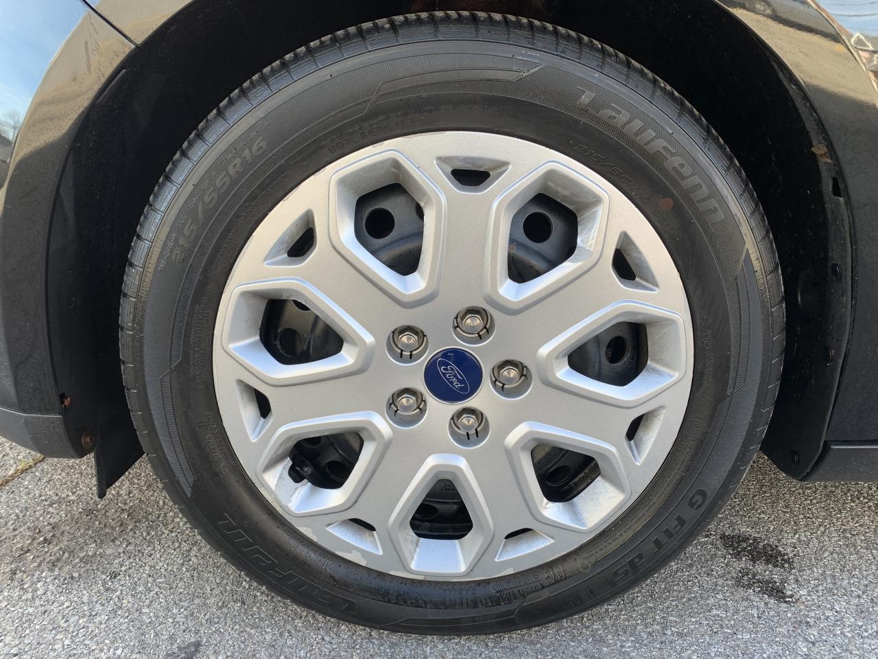 2012 Ford Focus SE / 100650 KMS !!!!! ABSOLUTELY SPOTLESS /LOADED Photo