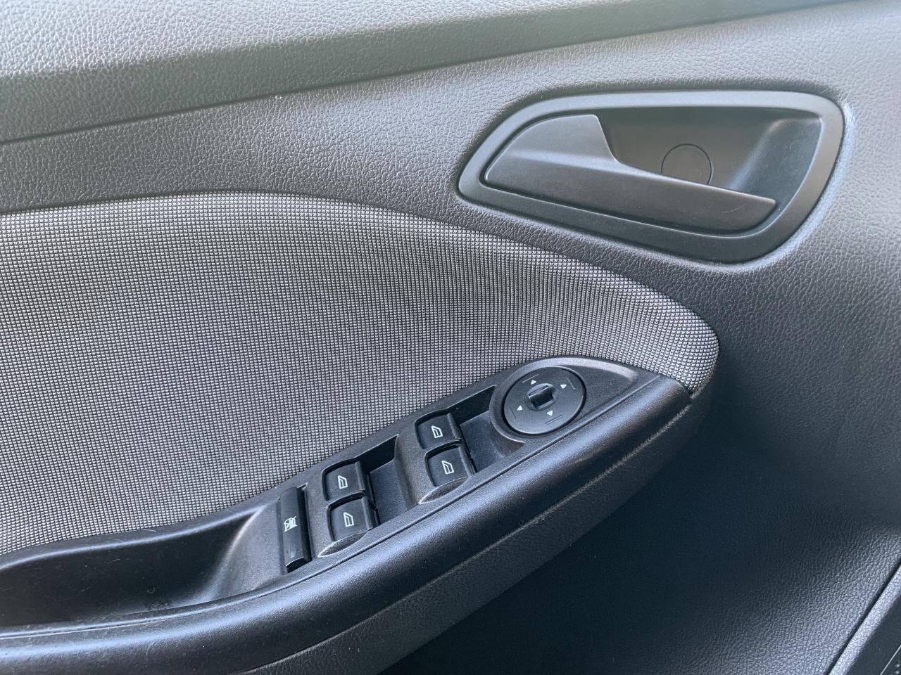 2012 Ford Focus SE / 100650 KMS !!!!! ABSOLUTELY SPOTLESS /LOADED Photo