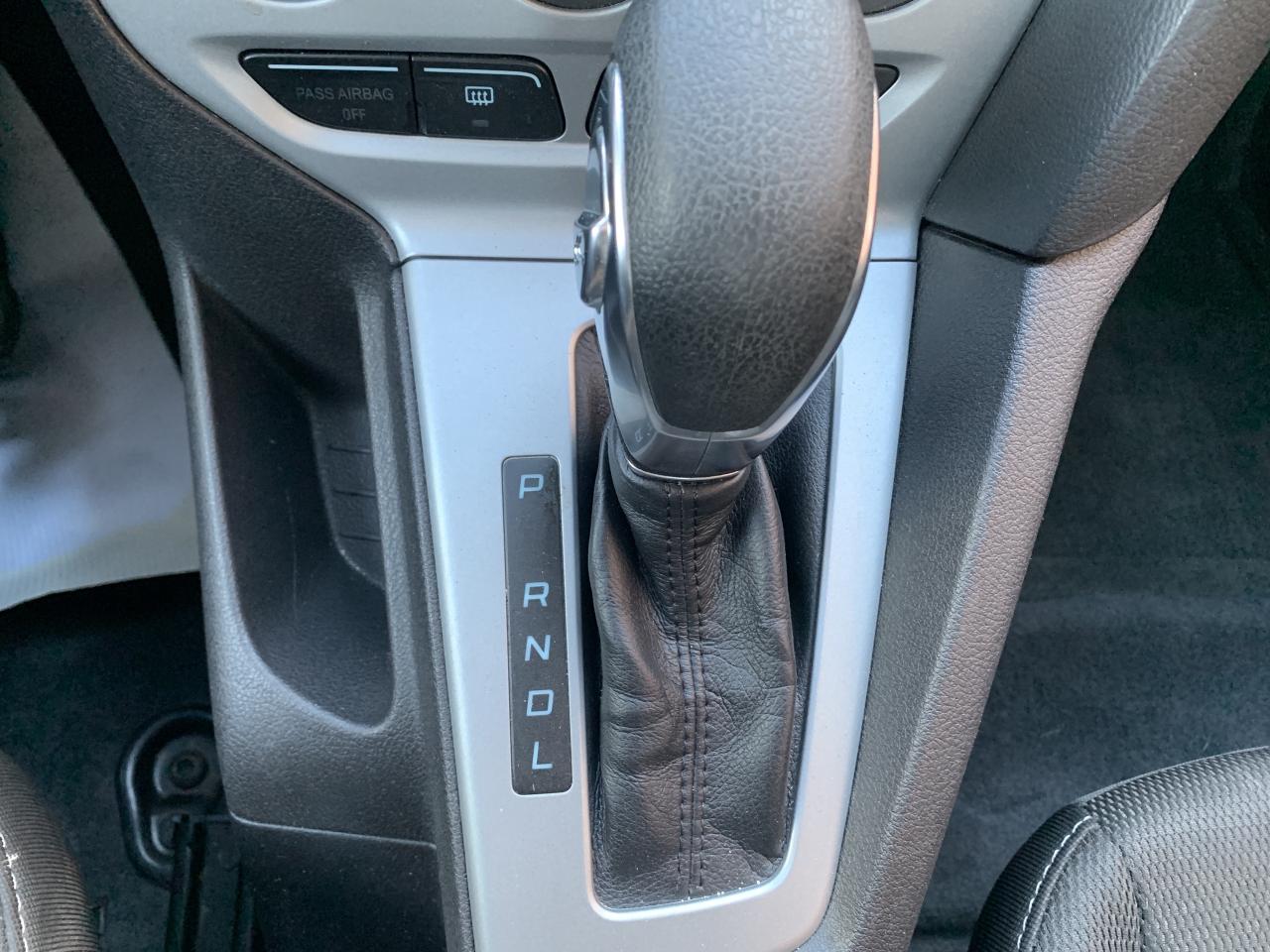 2012 Ford Focus SE / 100650 KMS !!!!! ABSOLUTELY SPOTLESS /LOADED Photo