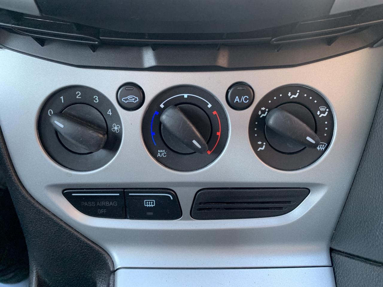 2012 Ford Focus SE / 100650 KMS !!!!! ABSOLUTELY SPOTLESS /LOADED Photo