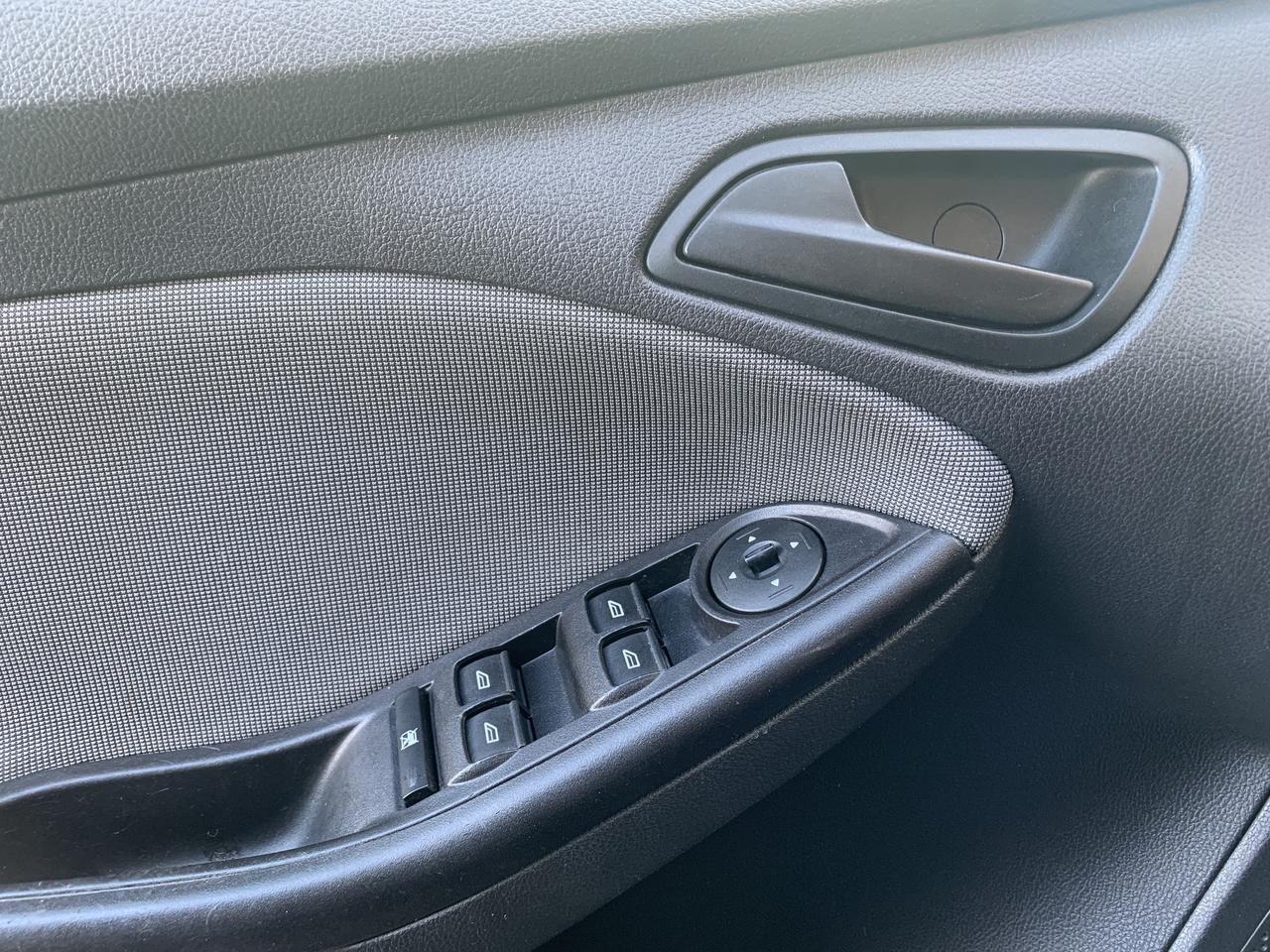 2012 Ford Focus SE / 100650 KMS !!!!! ABSOLUTELY SPOTLESS /LOADED Photo