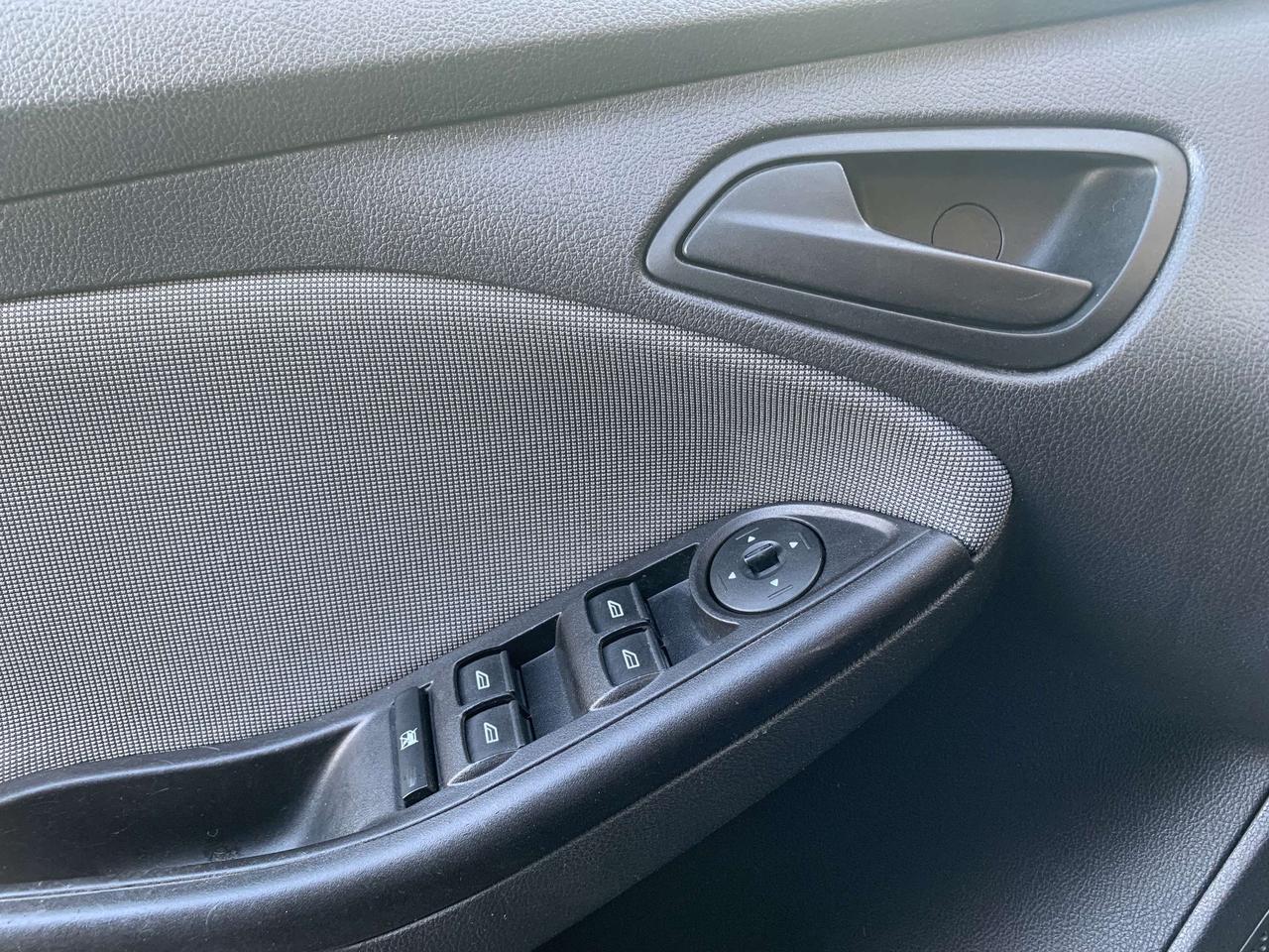 2012 Ford Focus SE / 100650 KMS !!!!! ABSOLUTELY SPOTLESS /LOADED Photo