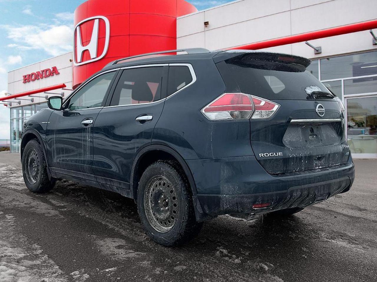 2015 Nissan Rogue SV Photo3