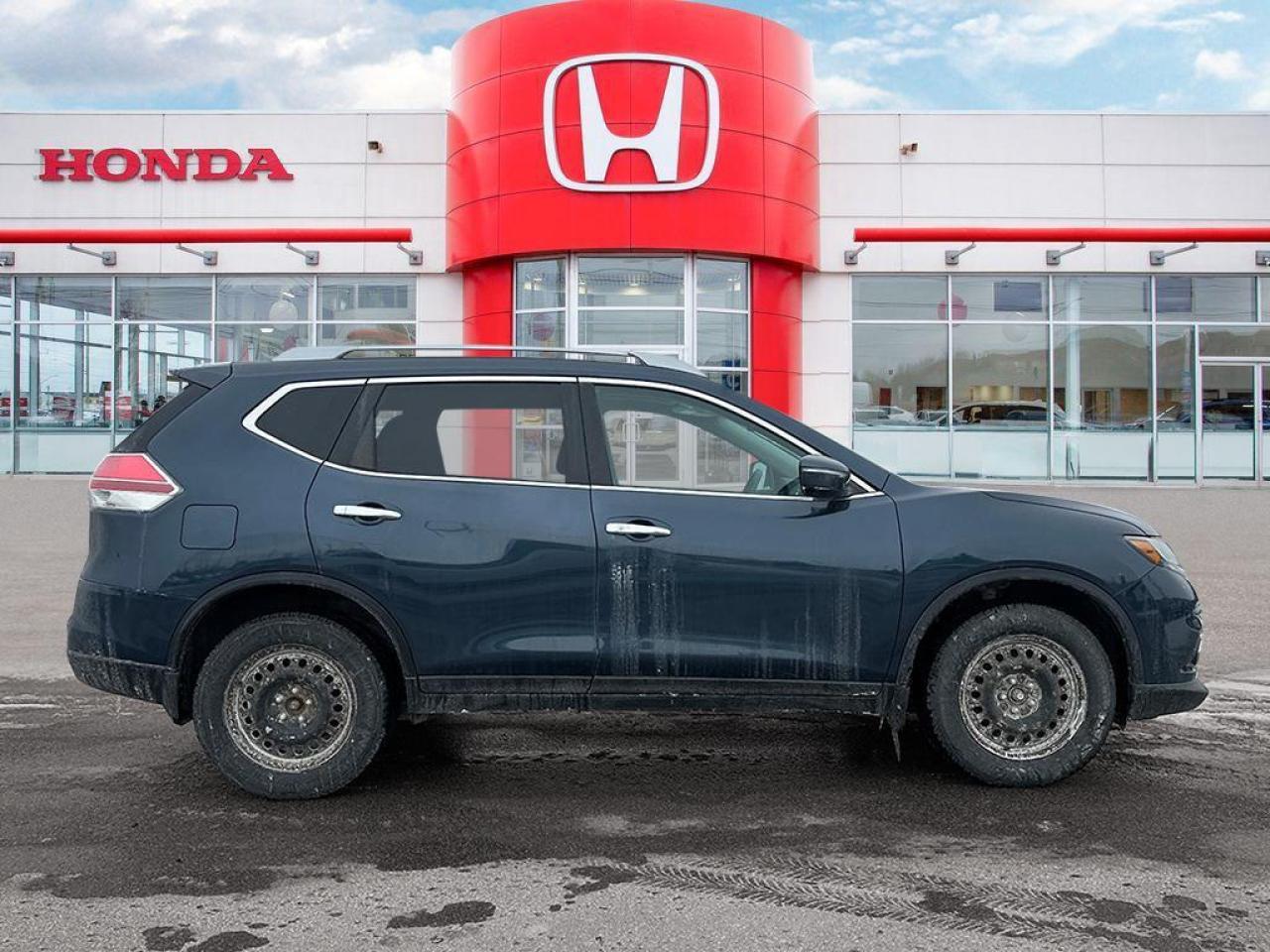 2015 Nissan Rogue SV Photo