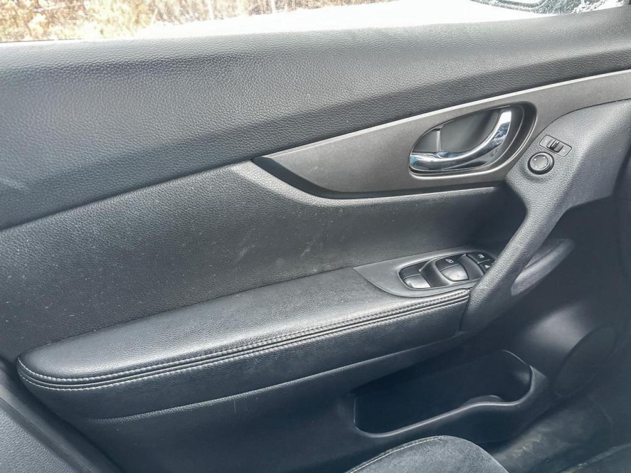 2015 Nissan Rogue SV Photo