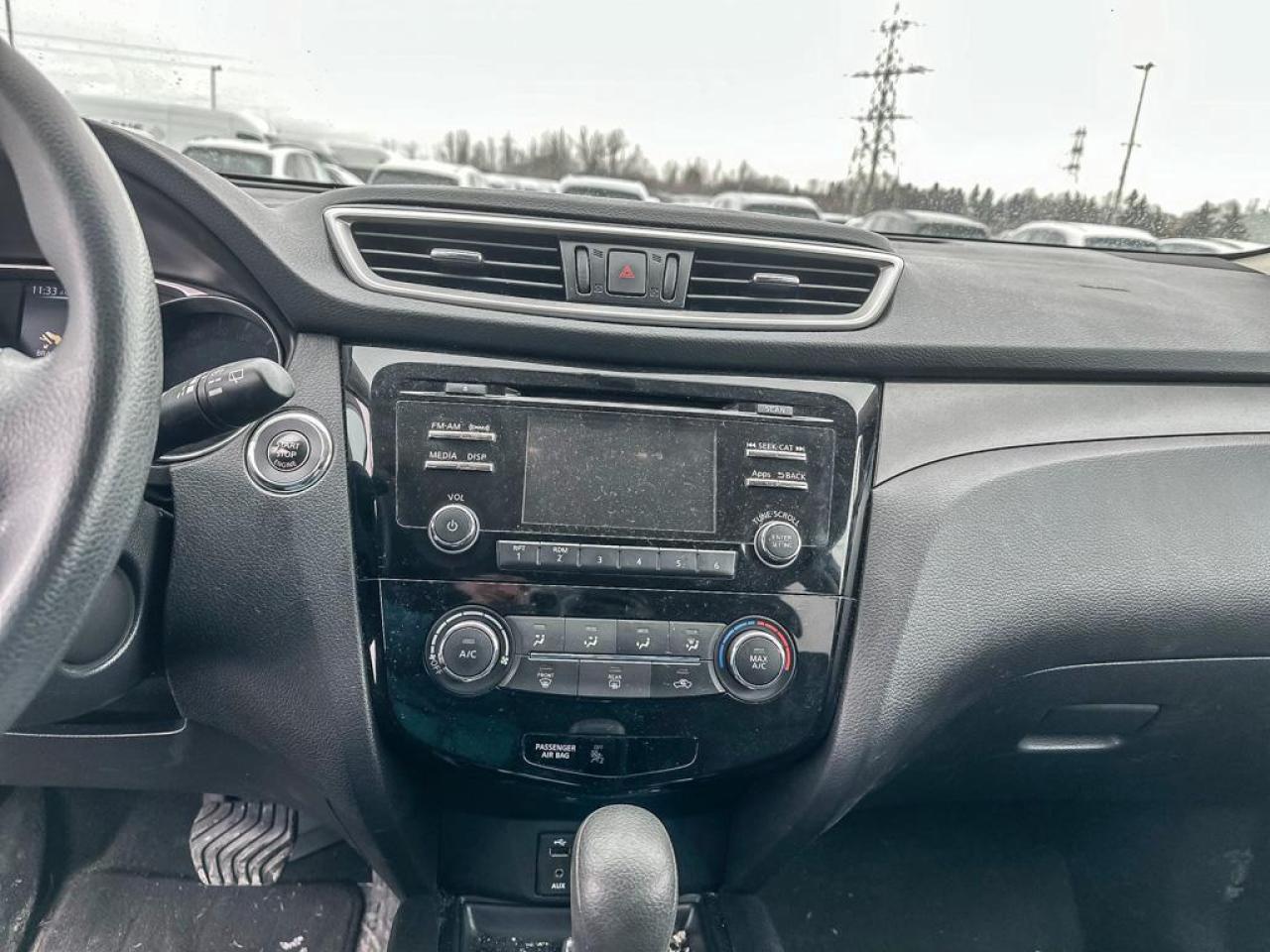 2015 Nissan Rogue SV Photo