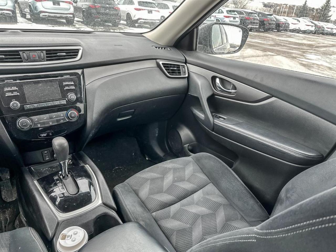 2015 Nissan Rogue SV Photo