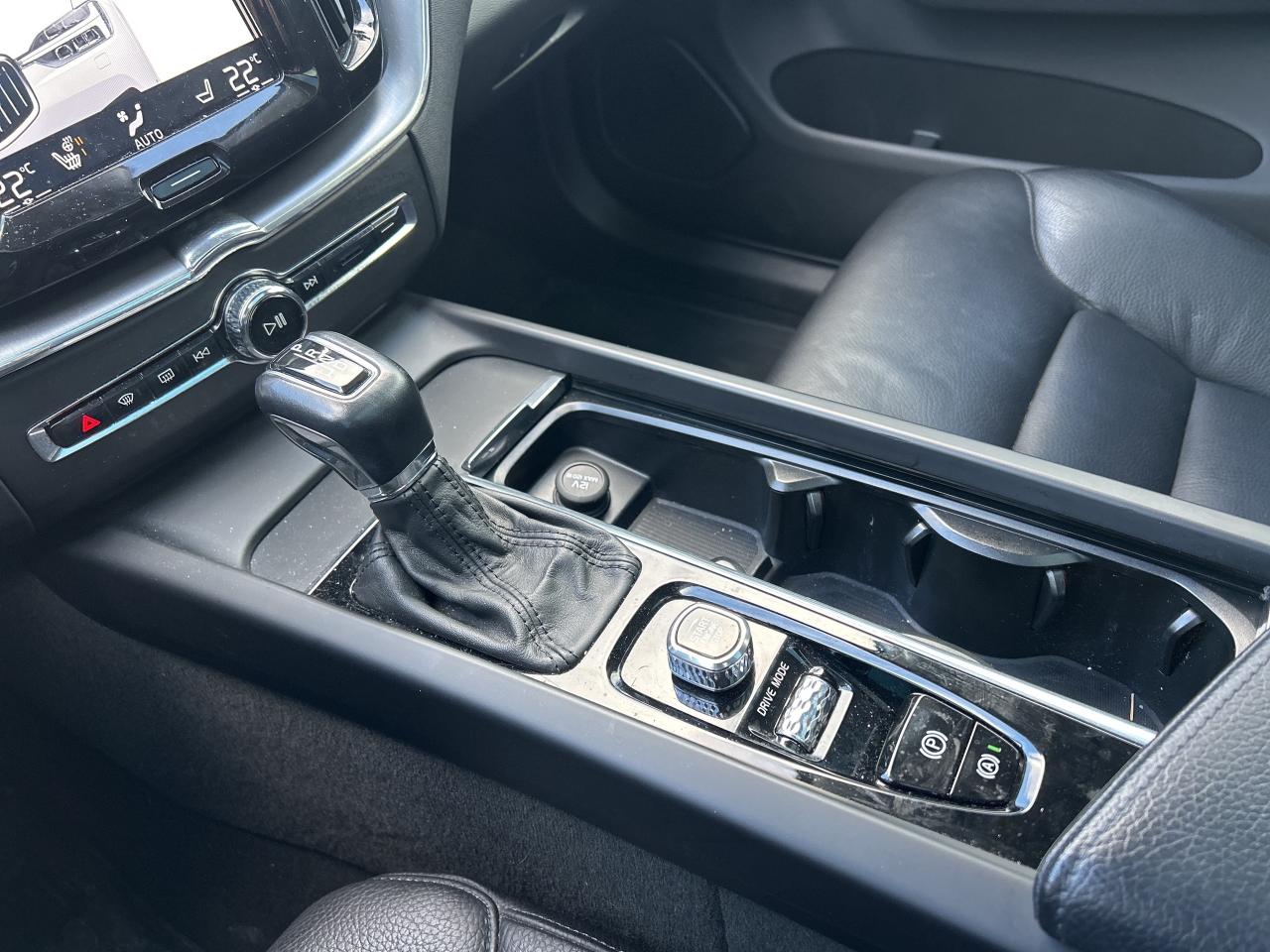 2019 Volvo XC60 T6 AWD Momentum Photo