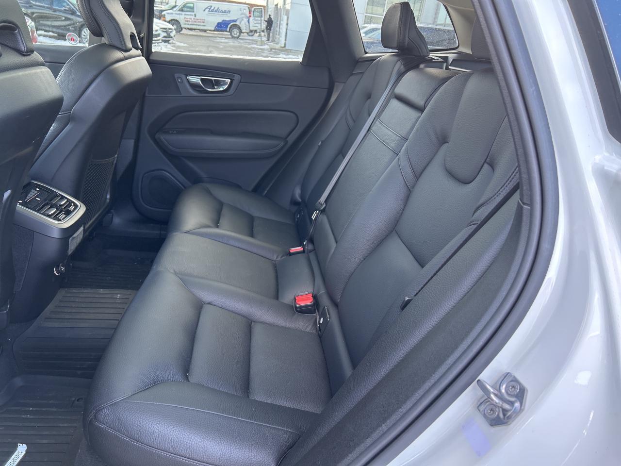 2019 Volvo XC60 T6 AWD Momentum Photo