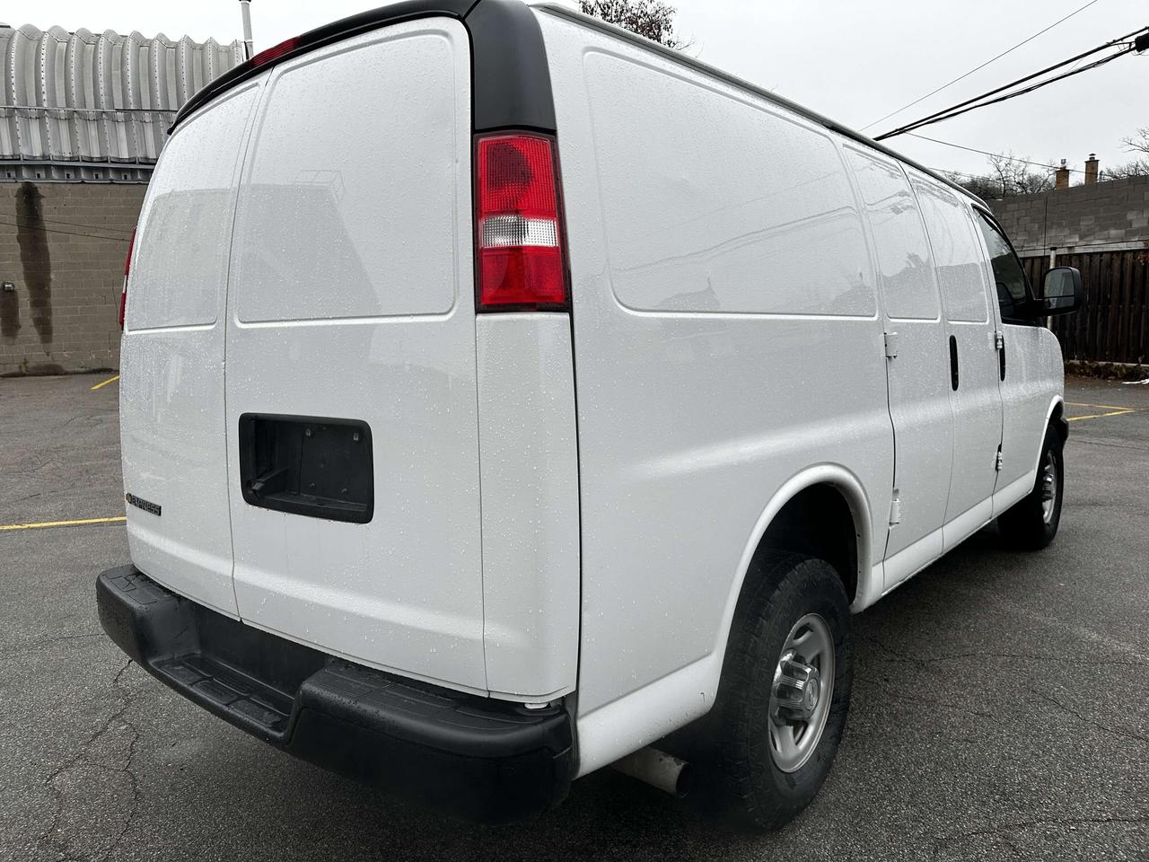 2020 Chevrolet Express 2500 3/4 TON / LOW KMS / CAR FAX CLEAN Photo