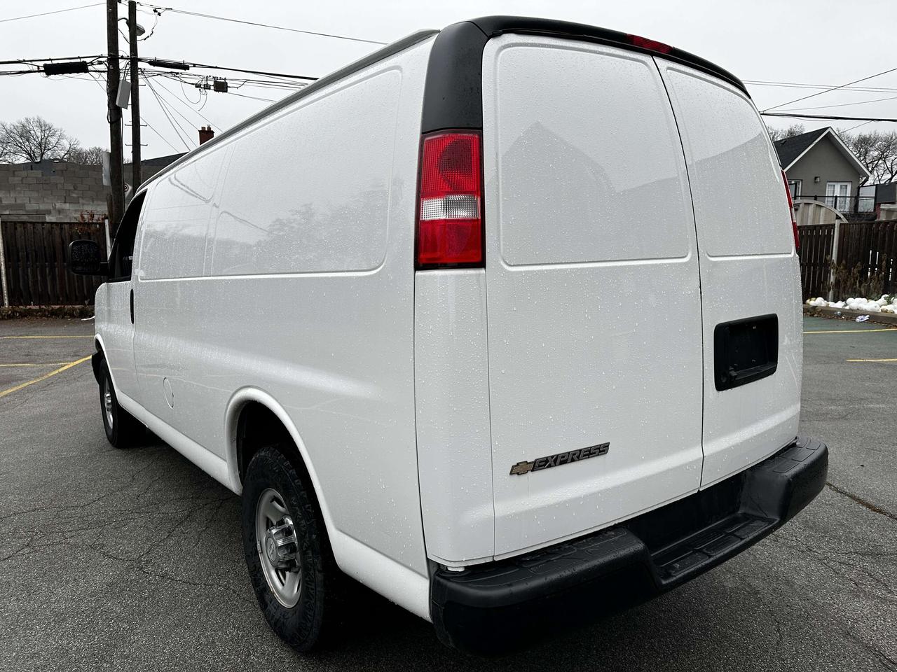 2020 Chevrolet Express 2500 3/4 TON / LOW KMS / CAR FAX CLEAN Photo2