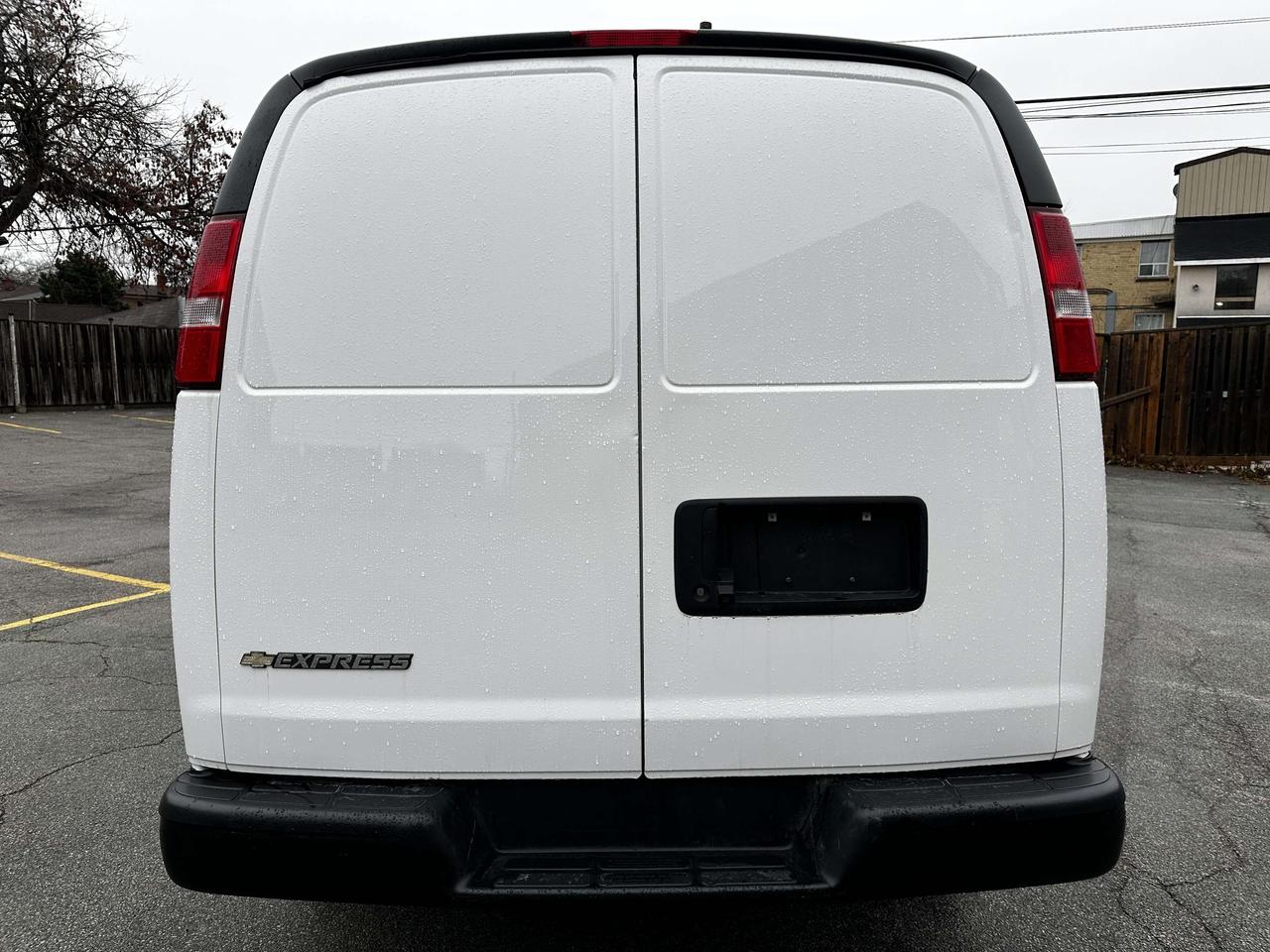 2020 Chevrolet Express 2500 3/4 TON / LOW KMS / CAR FAX CLEAN Photo3