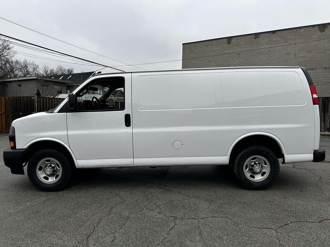 2020 Chevrolet Express 2500 3/4 TON / LOW KMS / CAR FAX CLEAN Photo5
