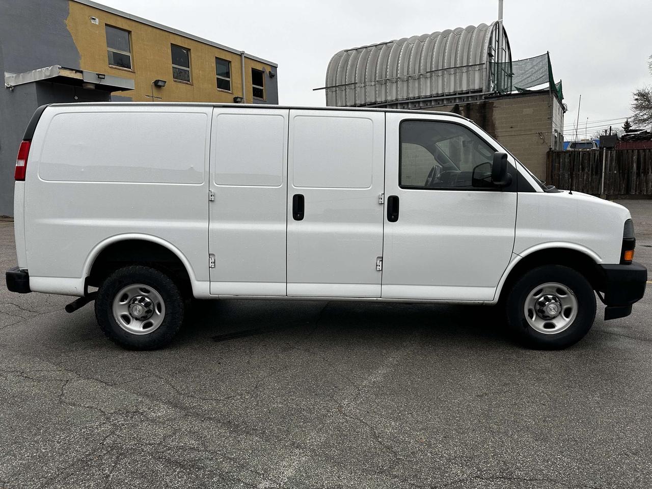 2020 Chevrolet Express 2500 3/4 TON / LOW KMS / CAR FAX CLEAN Photo