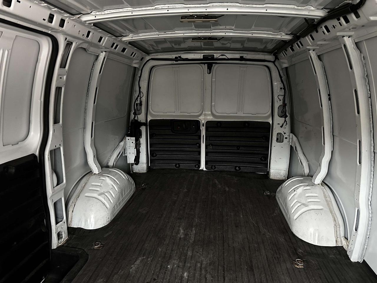 2020 Chevrolet Express 2500 3/4 TON / LOW KMS / CAR FAX CLEAN Photo