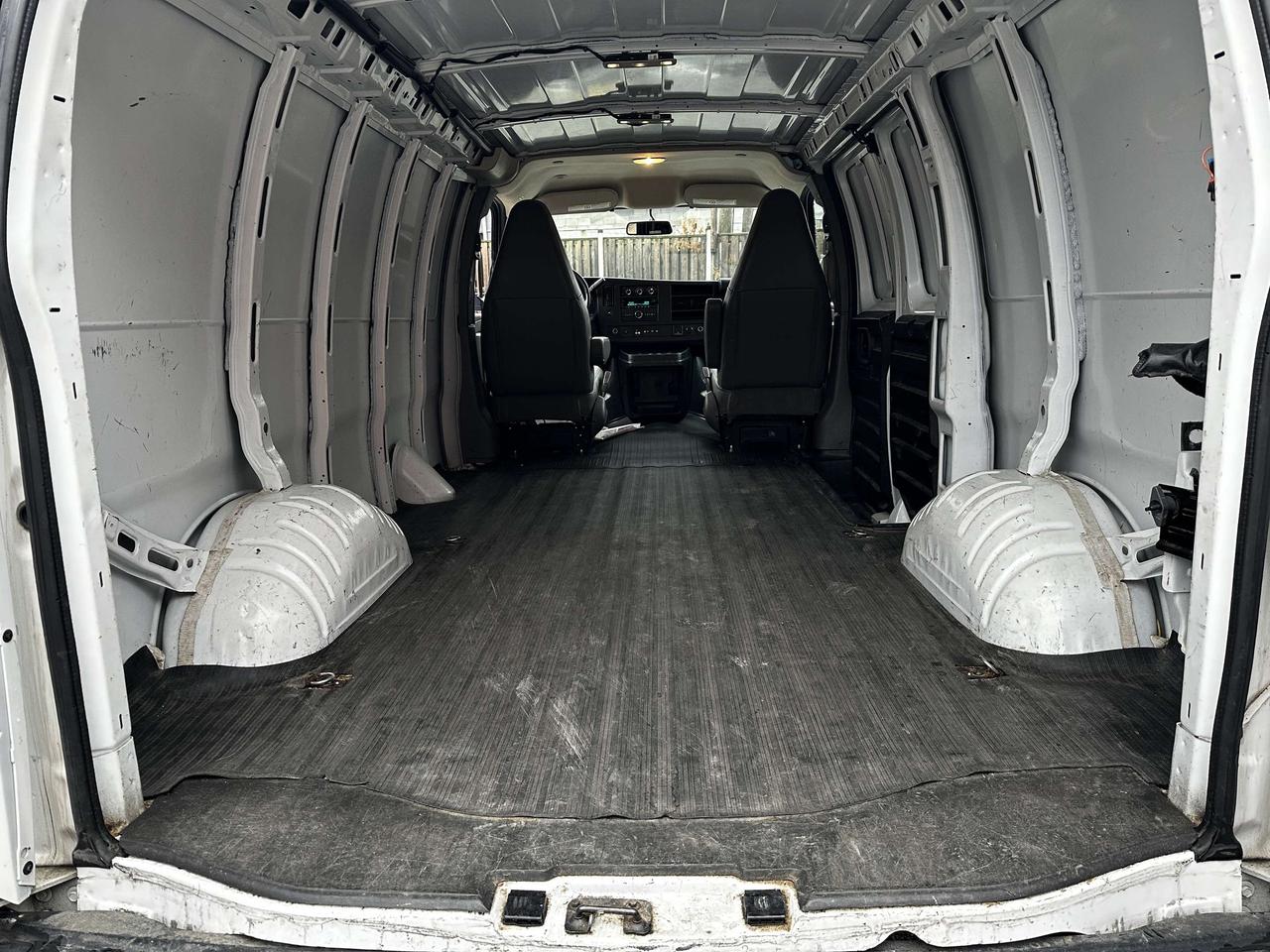 2020 Chevrolet Express 2500 3/4 TON / LOW KMS / CAR FAX CLEAN Photo