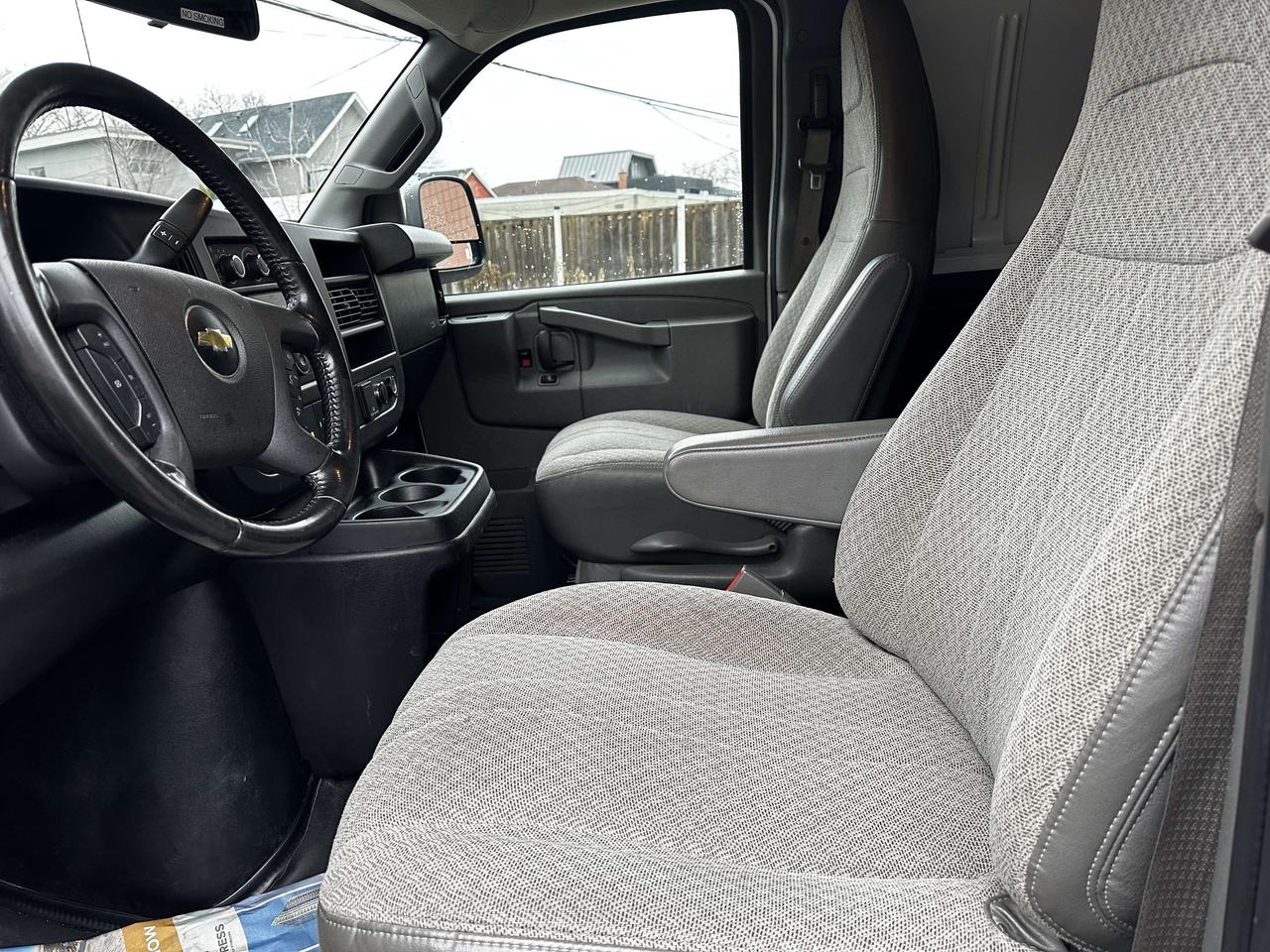 2020 Chevrolet Express 2500 3/4 TON / LOW KMS / CAR FAX CLEAN Photo