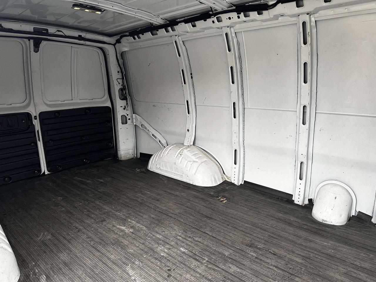 2020 Chevrolet Express 2500 3/4 TON / LOW KMS / CAR FAX CLEAN Photo