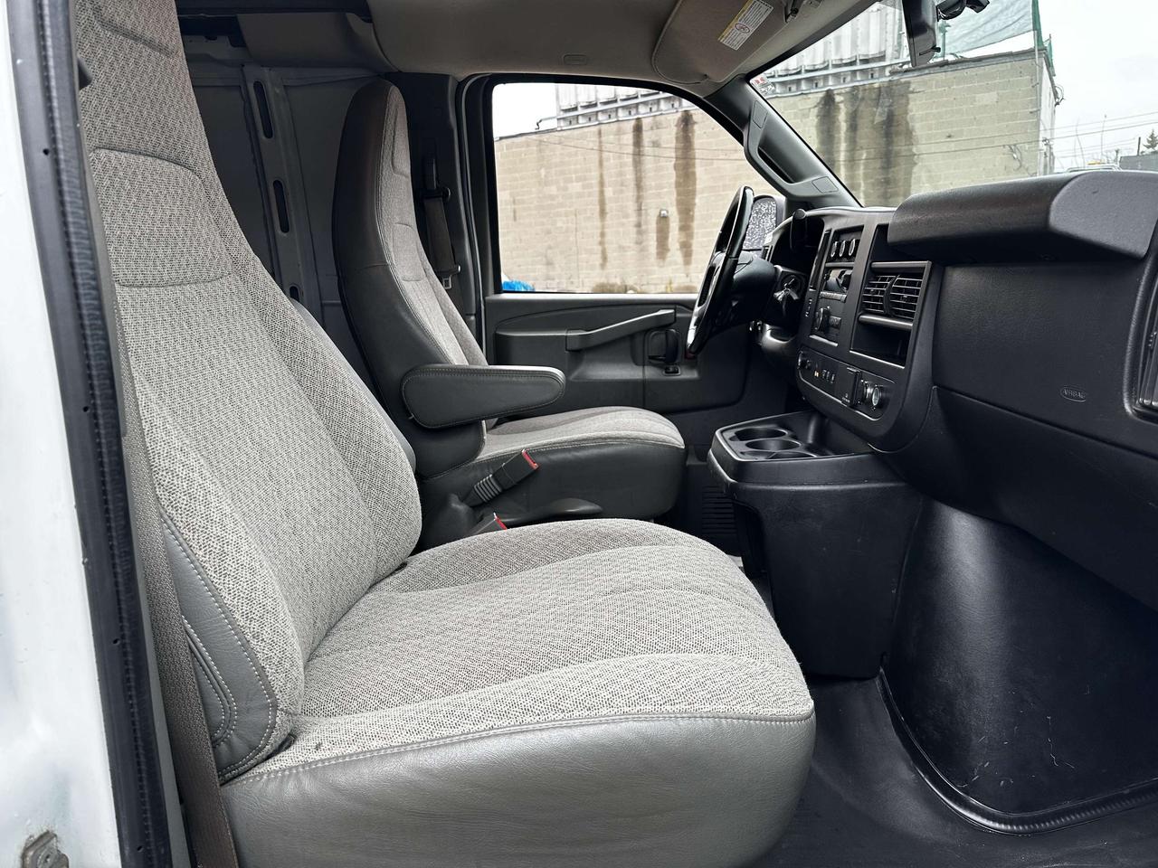2020 Chevrolet Express 2500 3/4 TON / LOW KMS / CAR FAX CLEAN Photo