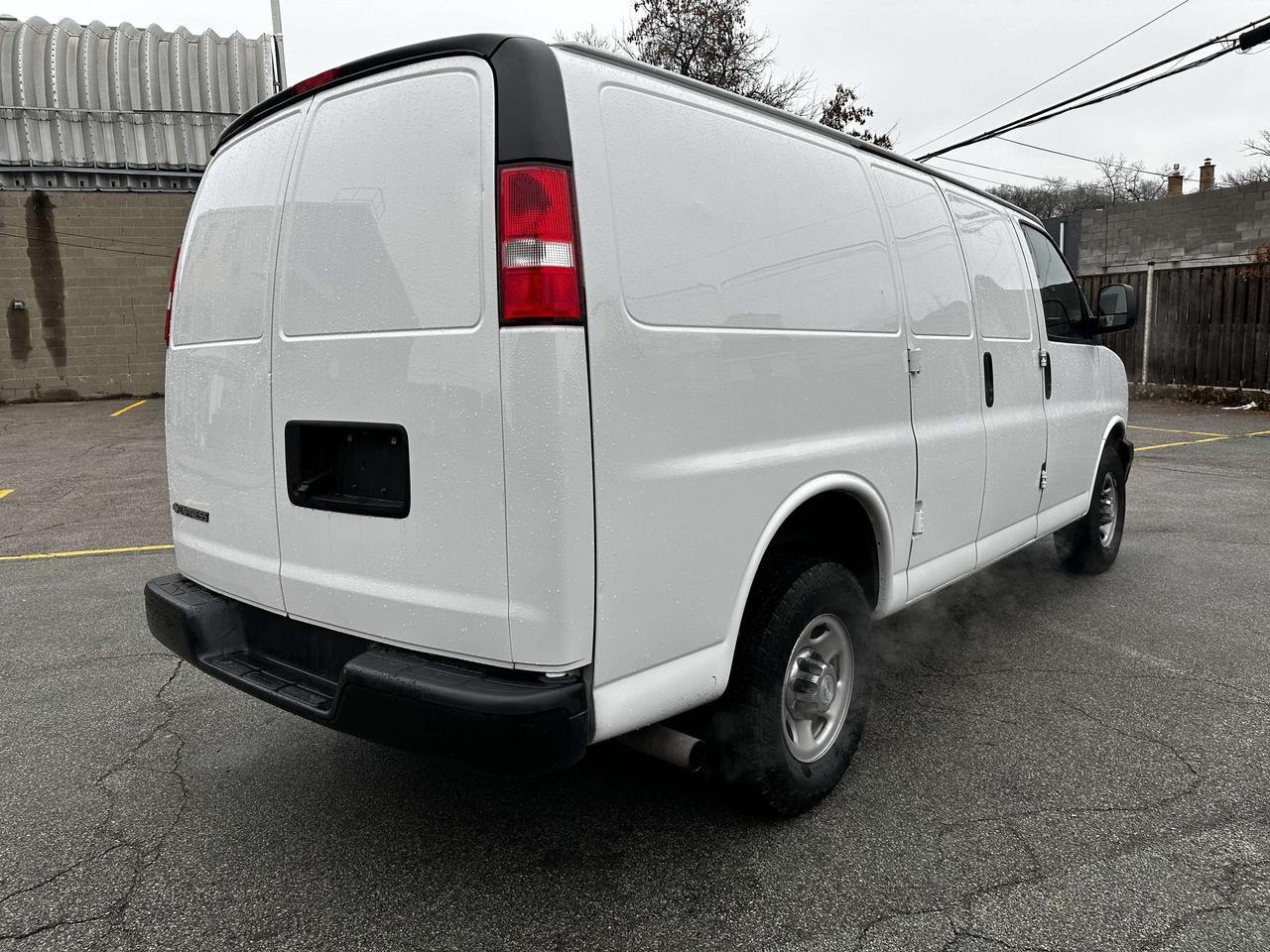2020 Chevrolet Express 2500 3/4 TON / LOW KMS / CAR FAX CLEAN Photo