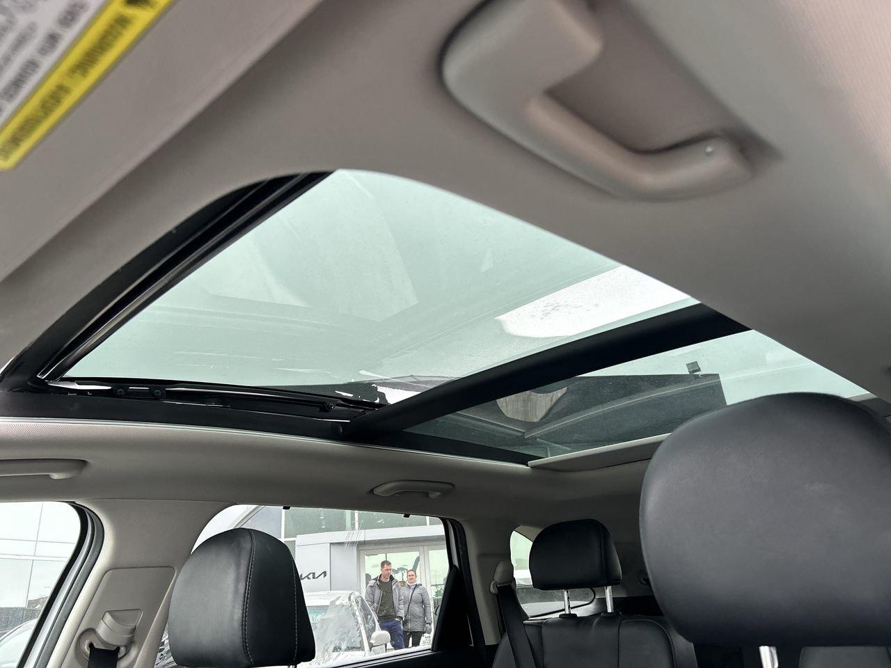 2022 Kia Sorento SX   Clean, Loaded, and Ready for the Road SUNROOF Photo