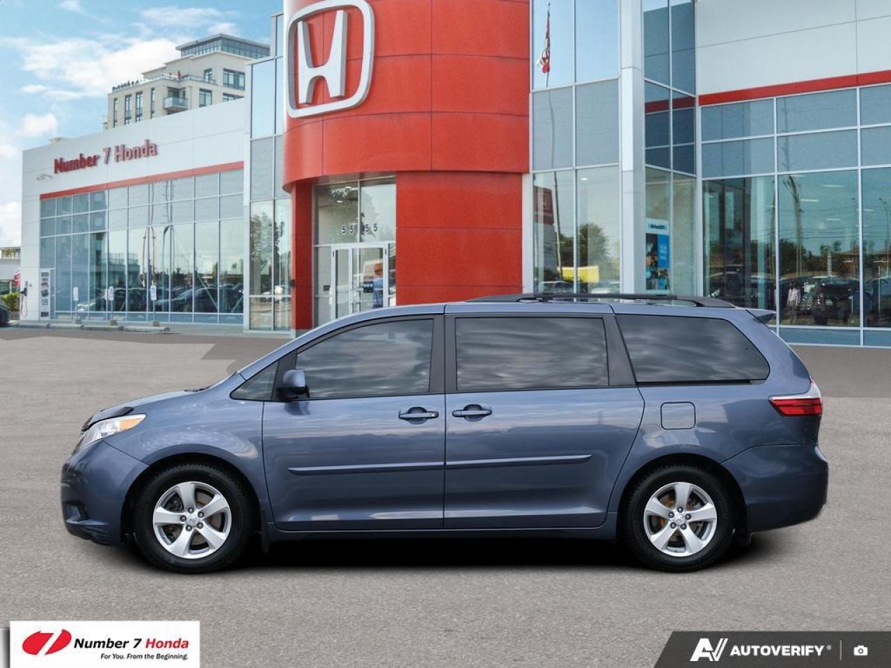 2016 Toyota Sienna LE Photo