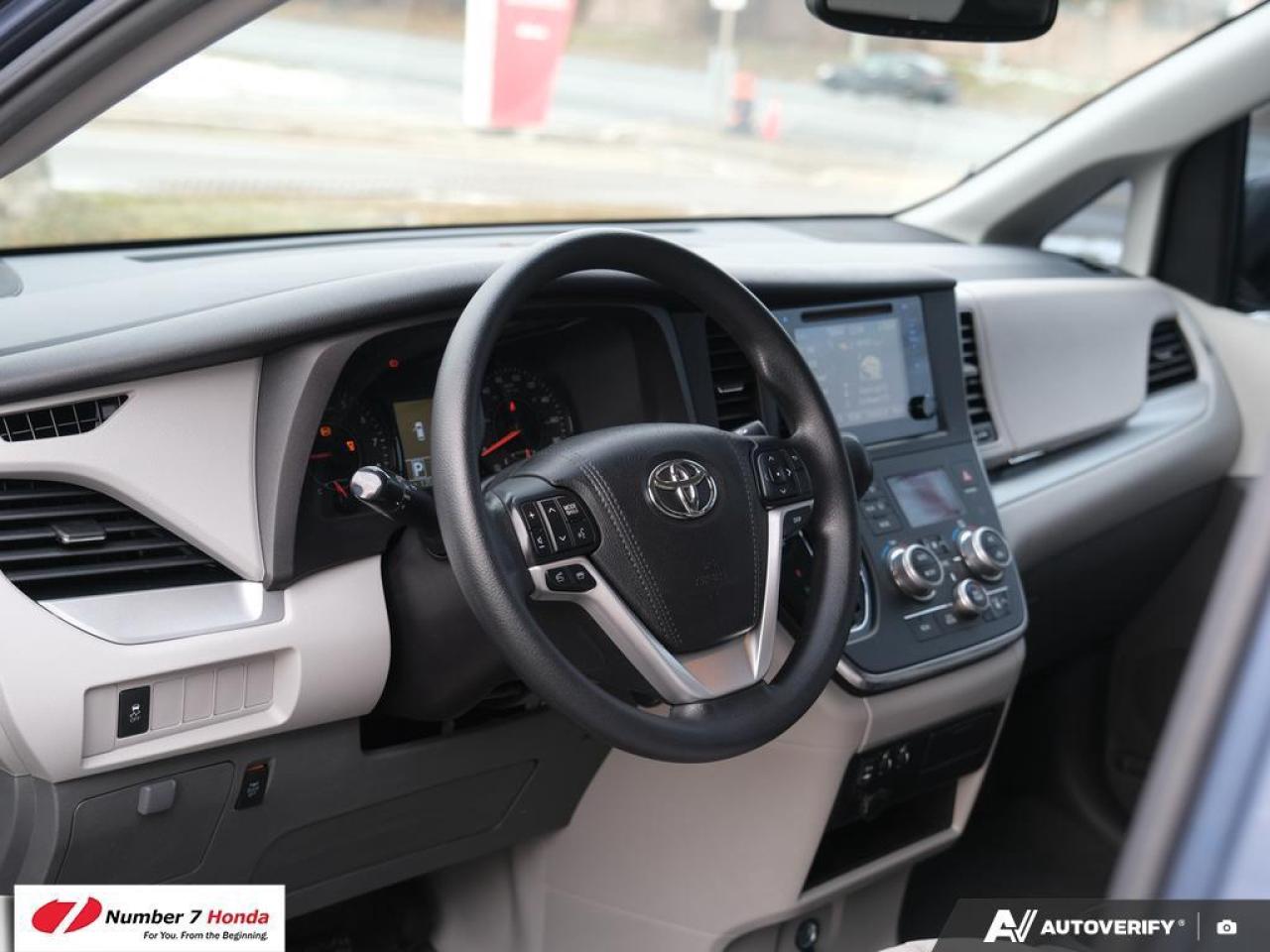 2016 Toyota Sienna LE Photo