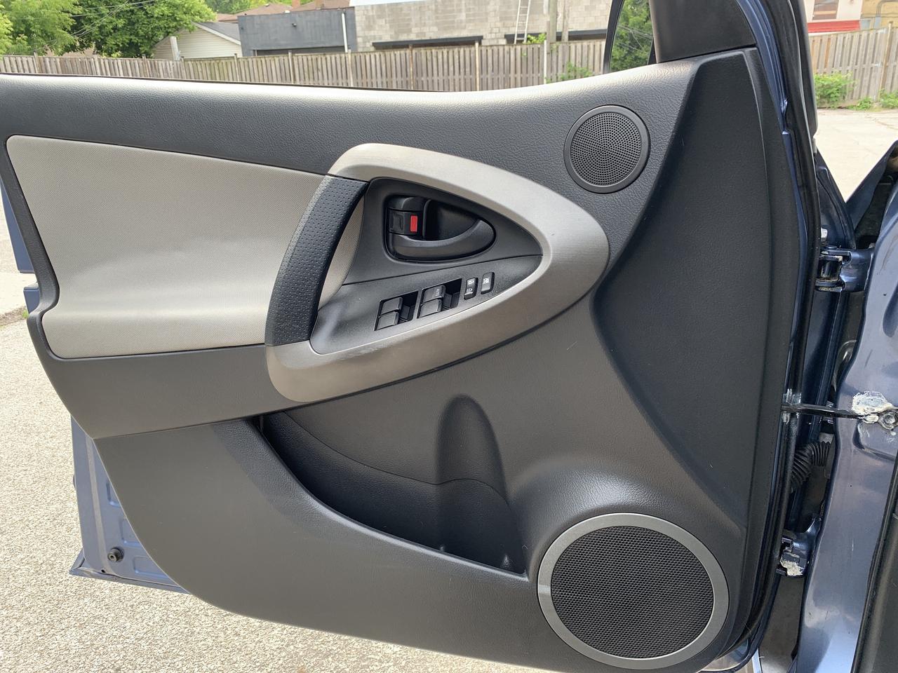 2010 Toyota RAV4 4 DOOR / AUTOMATIC/ ONLY 173418 KMS !!!!!! Photo