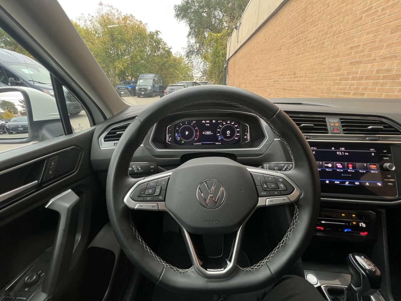 2023 Volkswagen Tiguan Comfortline 4Motion Pearl White   Pano Roof   Leat Photo