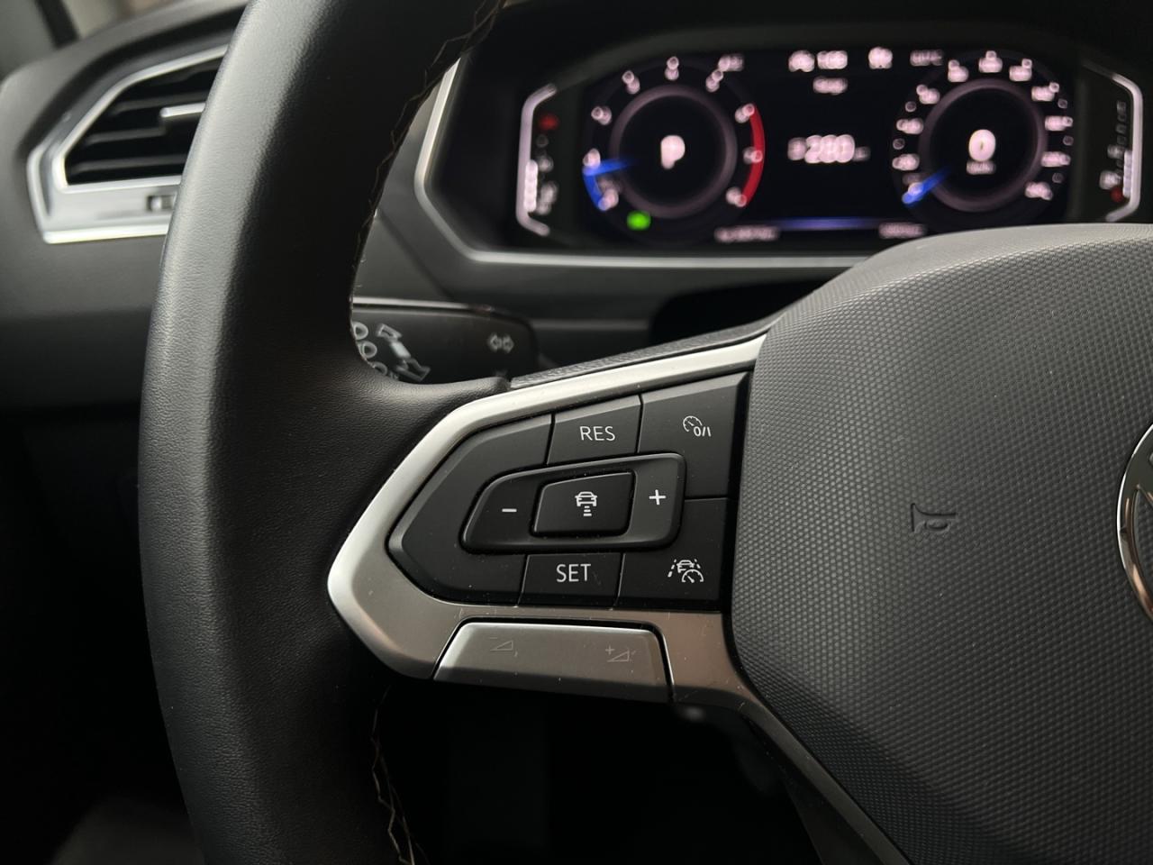 2023 Volkswagen Tiguan Comfortline 4Motion Pearl White   Pano Roof   Leat Photo