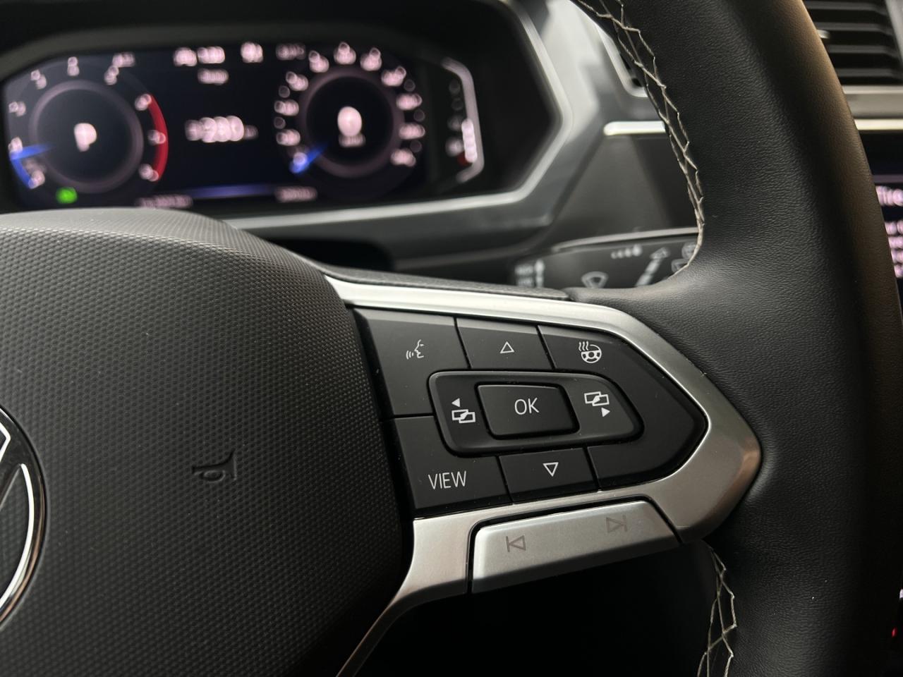 2023 Volkswagen Tiguan Comfortline 4Motion Pearl White   Pano Roof   Leat Photo