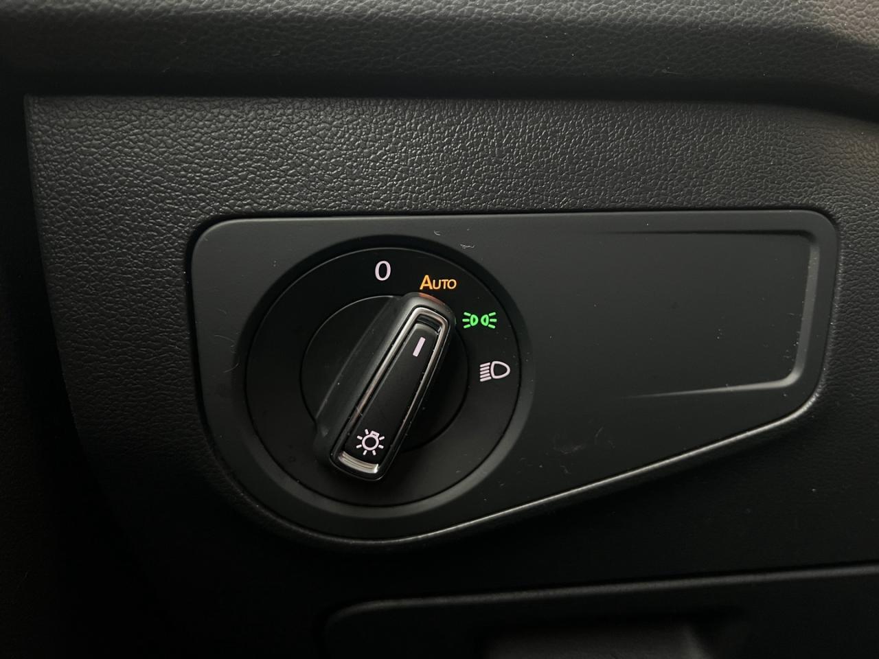 2023 Volkswagen Tiguan Comfortline 4Motion Pearl White   Pano Roof   Leat Photo