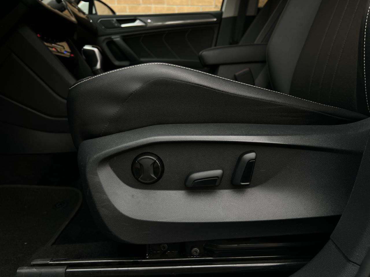 2023 Volkswagen Tiguan Comfortline 4Motion Pearl White   Pano Roof   Leat Photo