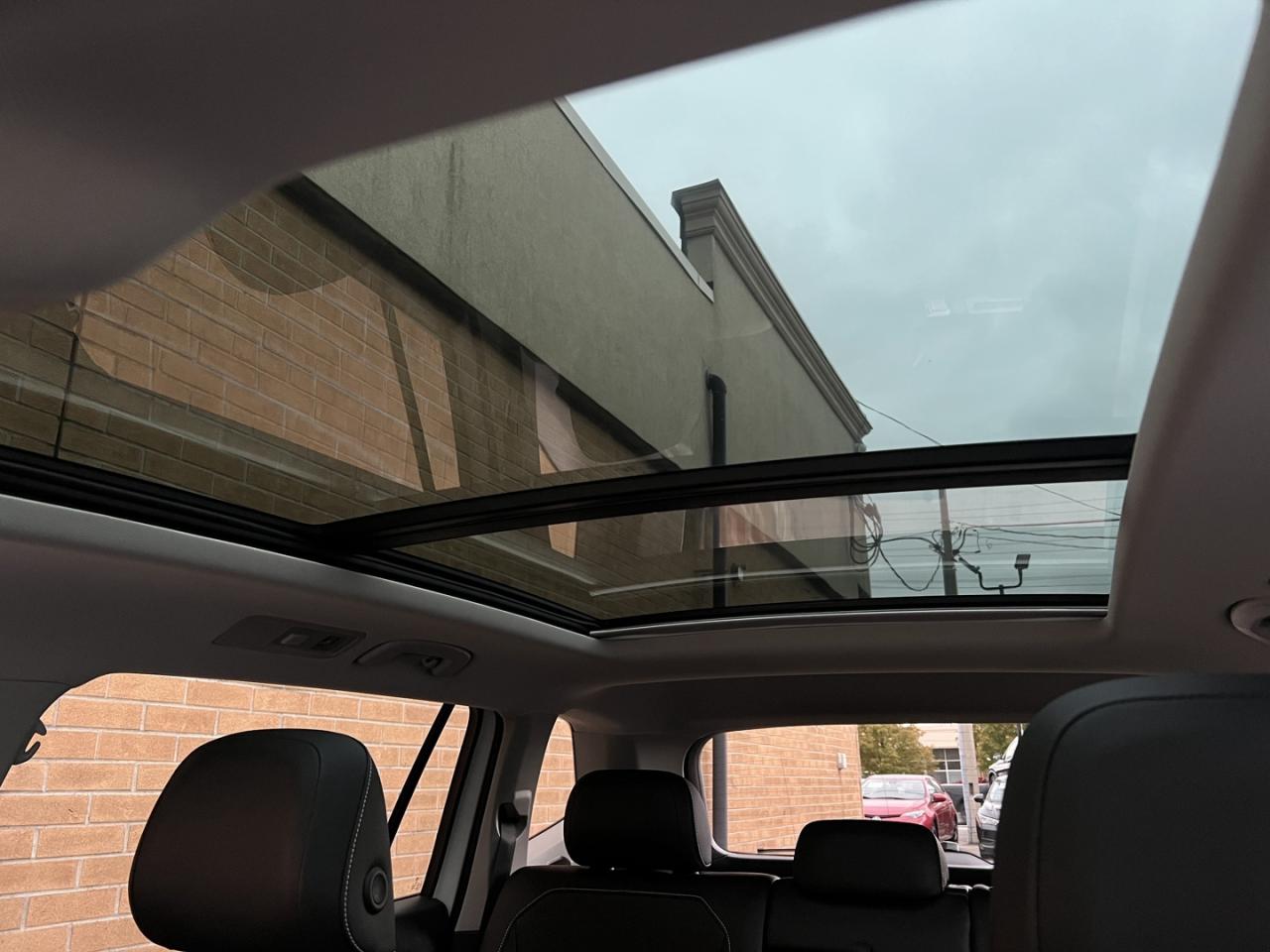 2023 Volkswagen Tiguan Comfortline 4Motion Pearl White   Pano Roof   Leat Photo