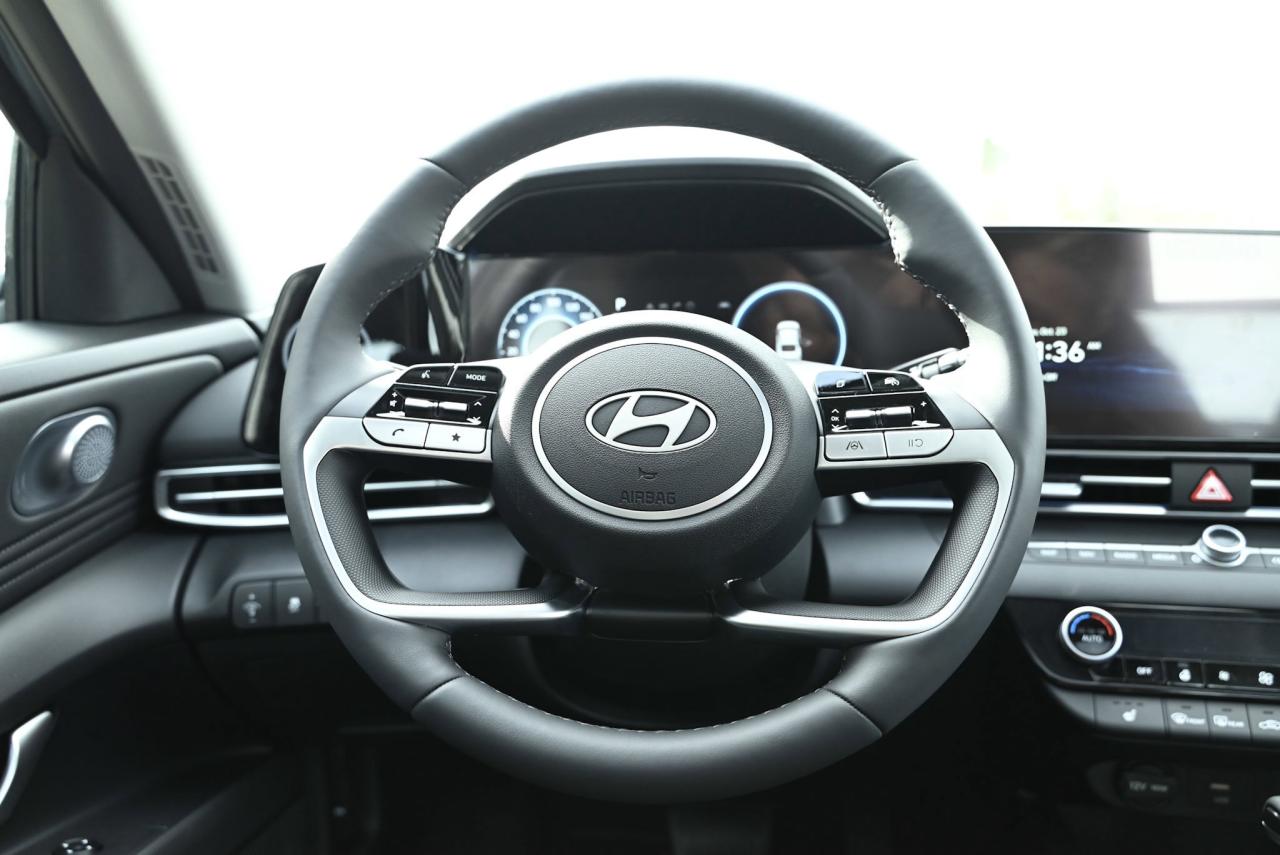 2025 Hyundai Elantra PREFERRED TECH/ SUNROOF/ DUAL 10.25 SCREEN W/ NAVI Photo