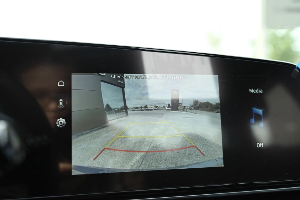 2025 Hyundai Elantra PREFERRED TECH/ SUNROOF/ DUAL 10.25 SCREEN W/ NAVI Photo