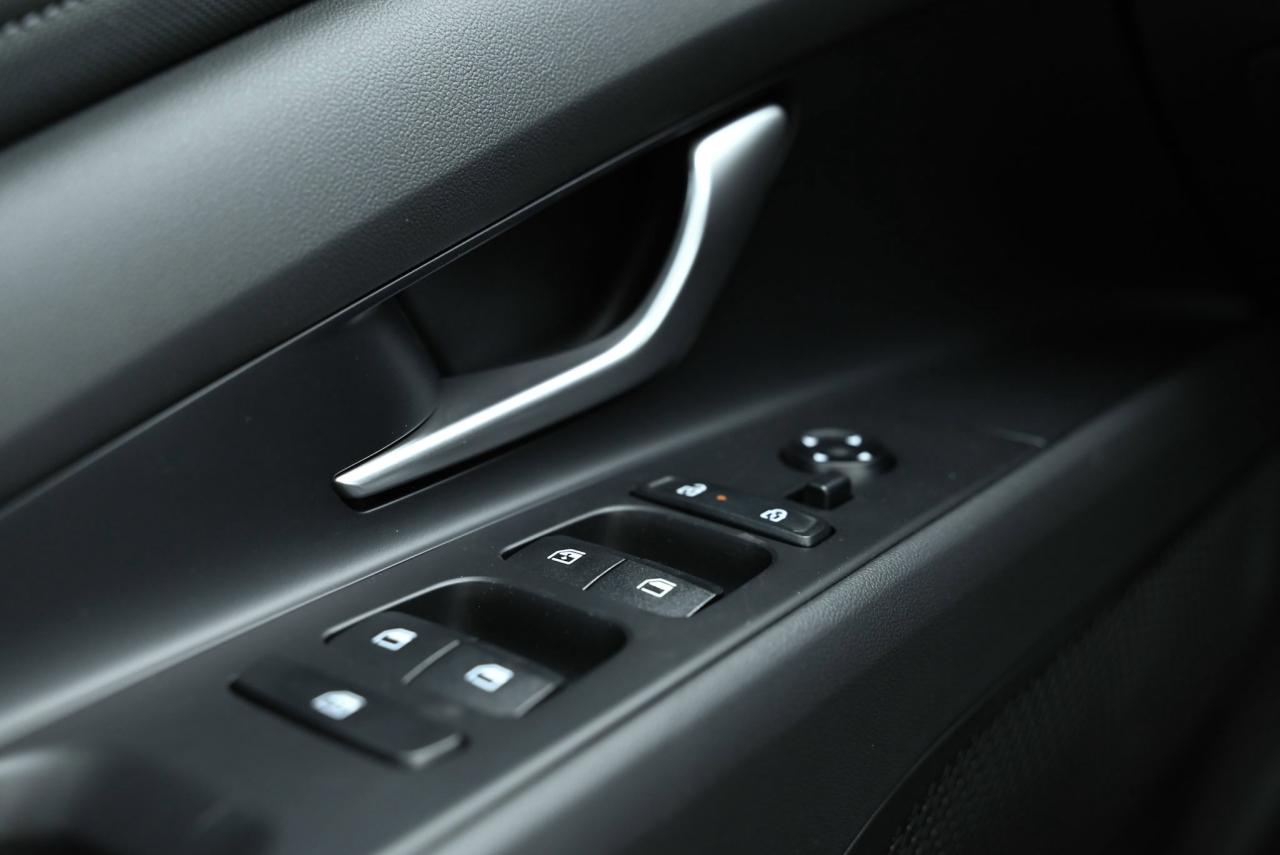 2025 Hyundai Elantra PREFERRED TECH/ SUNROOF/ DUAL 10.25 SCREEN W/ NAVI Photo