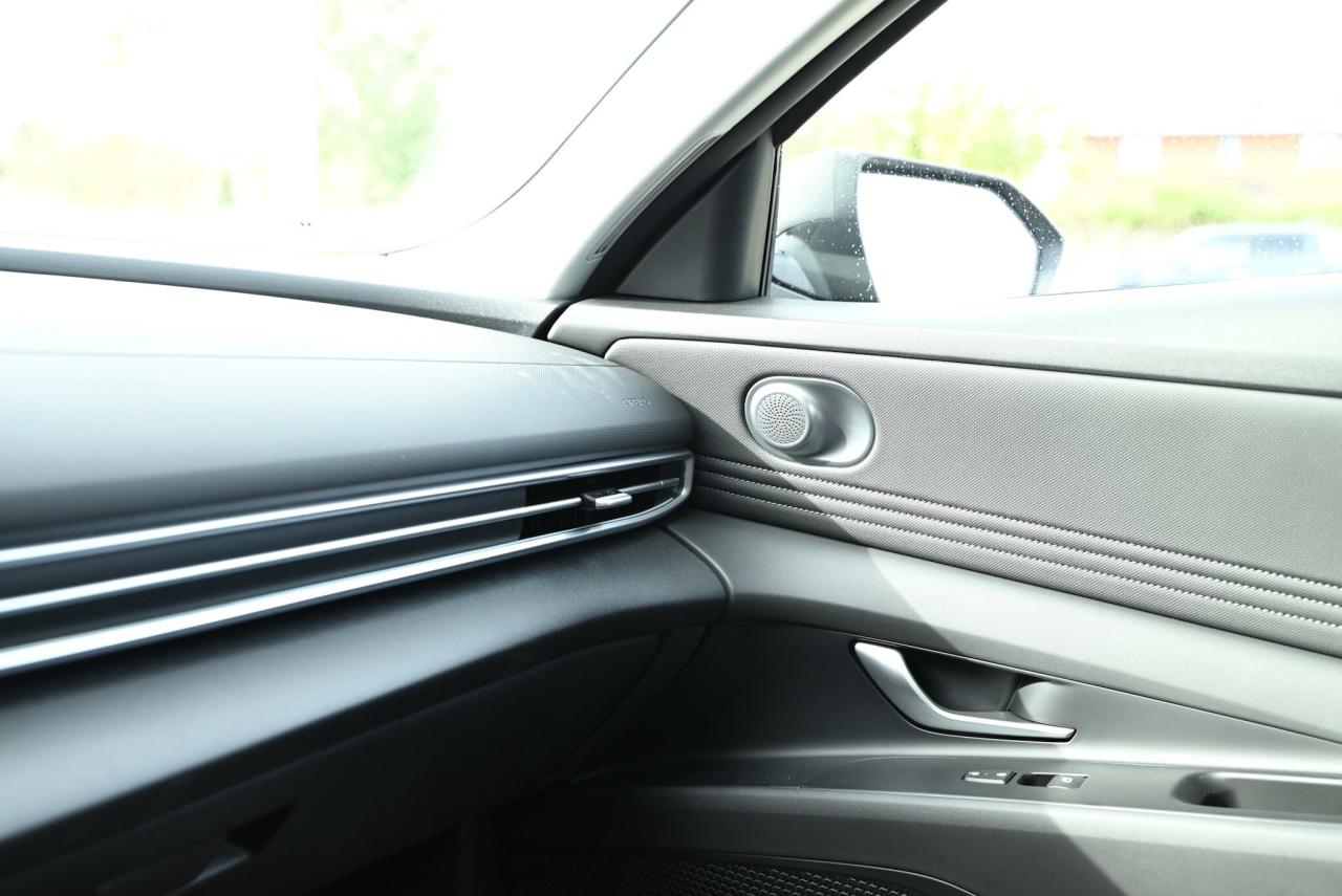 2025 Hyundai Elantra PREFERRED TECH/ SUNROOF/ DUAL 10.25 SCREEN W/ NAVI Photo