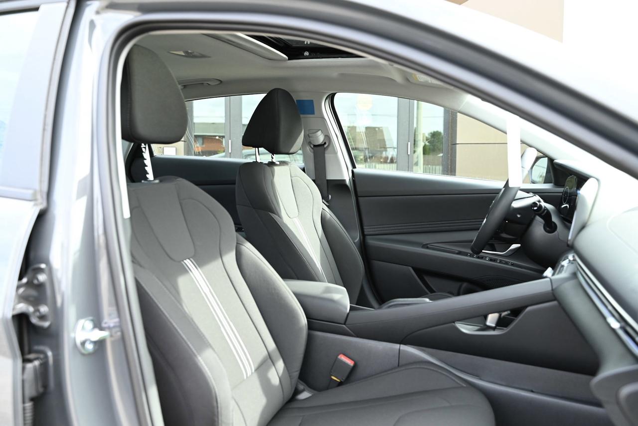 2025 Hyundai Elantra PREFERRED TECH/ SUNROOF/ DUAL 10.25 SCREEN W/ NAVI Photo